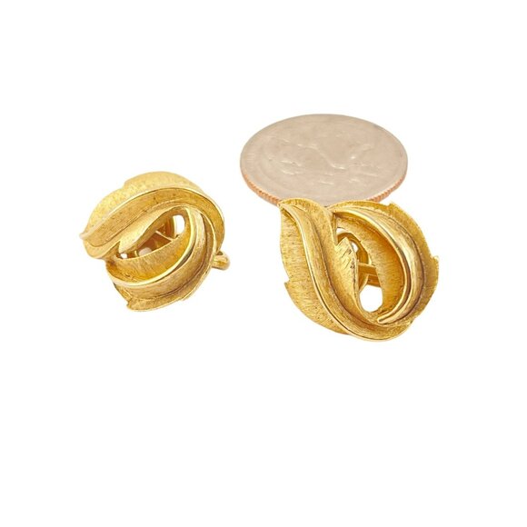 Trifari Vintage Gold-Tone Clip On Earrings With Leaf Motif Design - Picture 6 of 7